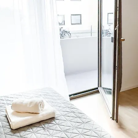 Charmantes 3-zi-apartment Am Schloessle In Lechhausen-garage-balkon-kueche-smart Tv 公寓