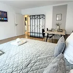 Апартаменты Charmantes 3-zi-apartment Am Schloessle In Lechhausen-garage-balkon-kueche-smart Tv
