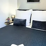 Апартаменты Charmantes 3-zi-apartment Am Schloessle In Lechhausen-garage-balkon-kueche-smart Tv