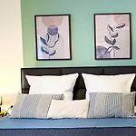 Charmantes 3-zi-apartment Am Schloessle In Lechhausen-garage-balkon-kueche-smart Tv Апартаменты