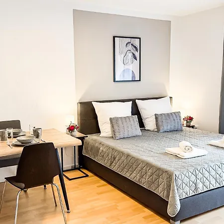 Charmantes 3-zi-apartment Am Schloessle In Lechhausen-garage-balkon-kueche-smart Tv Apartamento