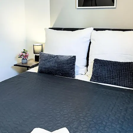 Lägenhet Charmantes 3-zi-apartment Am Schloessle In Lechhausen-garage-balkon-kueche-smart Tv