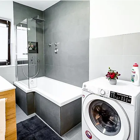 Charmantes 3-zi-apartment Am Schloessle In Lechhausen-garage-balkon-kueche-smart Tv Apartment *