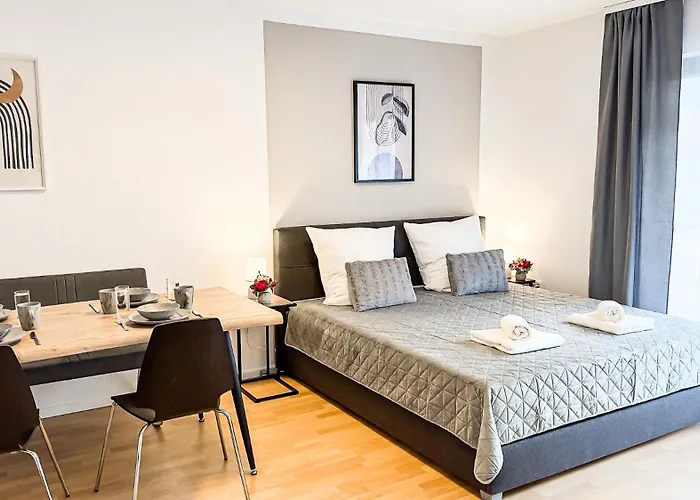 Charmantes 3-zi-apartment Am Schloessle In Lechhausen-garage-balkon-kueche-smart Tv Apartamento