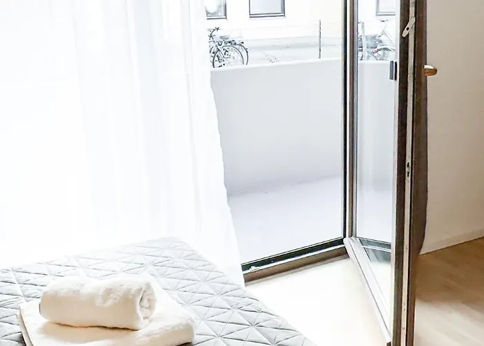 Charmantes 3-zi-apartment Am Schloessle In Lechhausen-garage-balkon-kueche-smart Tv Apartamento